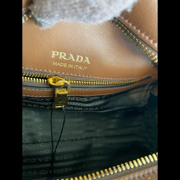 💥HOST PICK💥👜AUTHENTIC PRADA LEATHER HANDBAG 👜 - Picture 6 of 14
